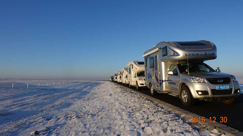 冬季玩雪，開房車這個必須要有