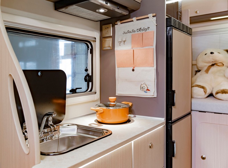 喜歡自駕游，不知道怎么選房車，看看這款四驅房車