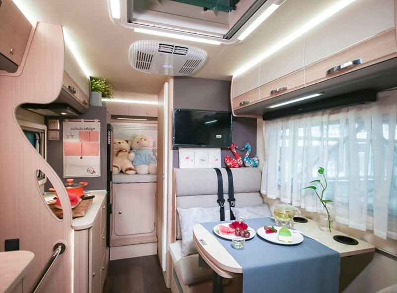 喜歡自駕游，不知道怎么選房車，看看這款四驅房車