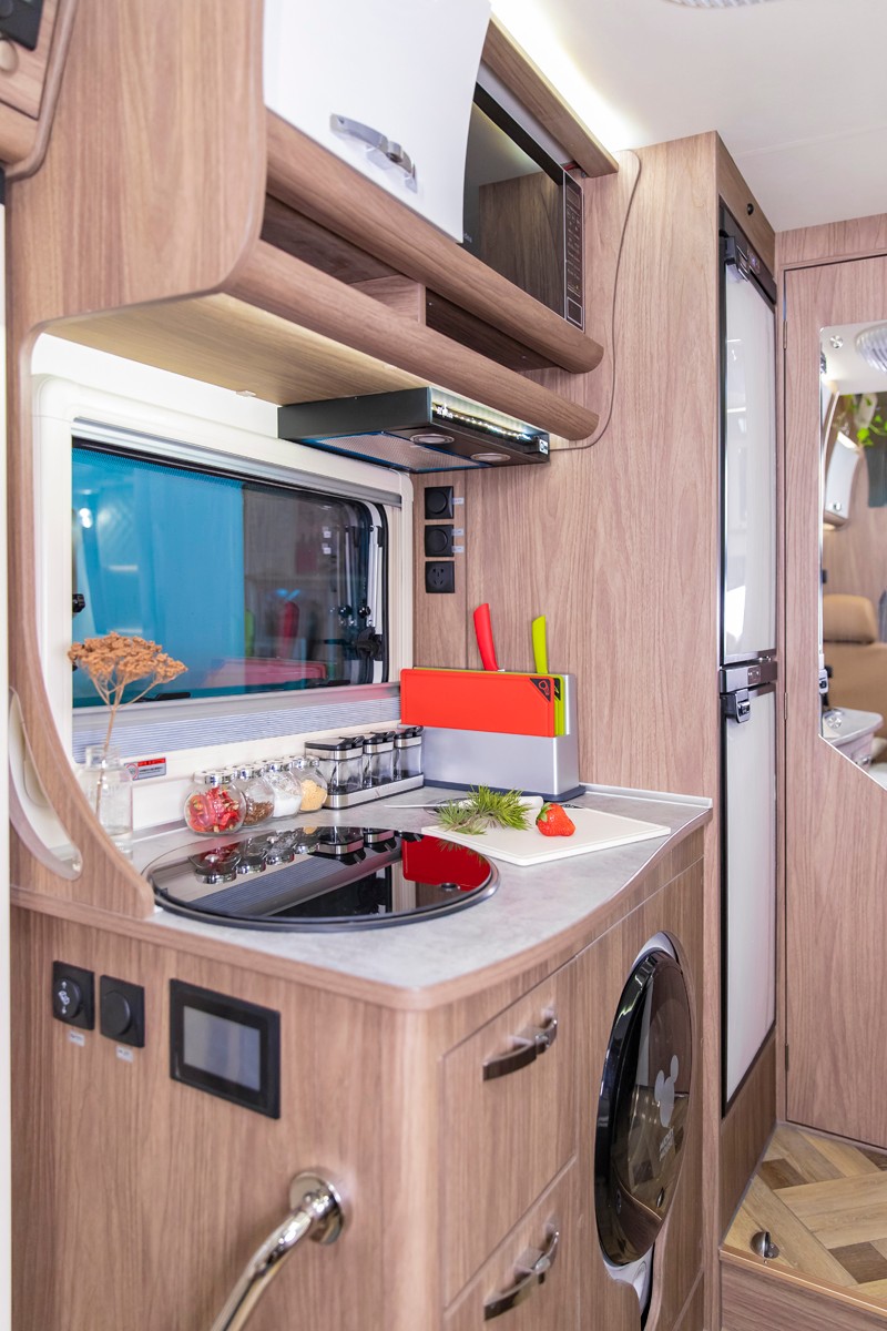 這兩款自動擋房車您會選哪款? 這兩款自動擋房車您會選哪款?